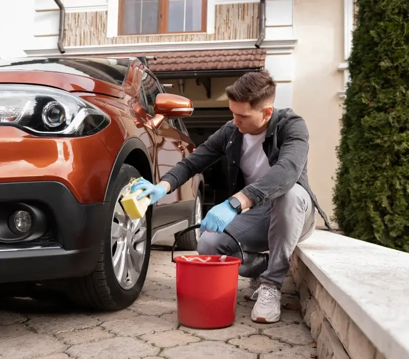 Lavage auto à domicile Neufchâtel-Hardelot : professionnel intervenant sur un véhicule